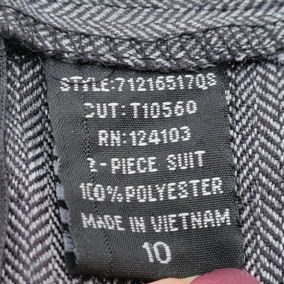 Two piece T.Milano skirt suit - Picture 8 of 9